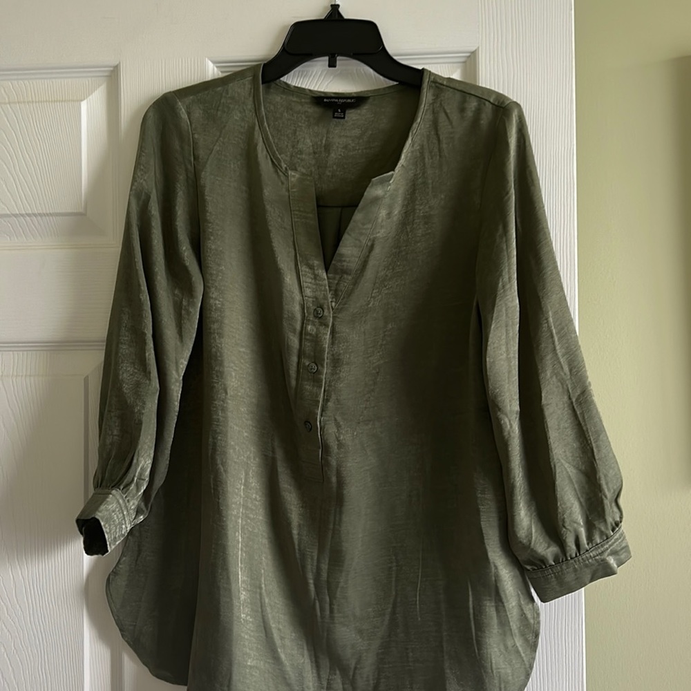 Banana Republic shirts never goes out of style.